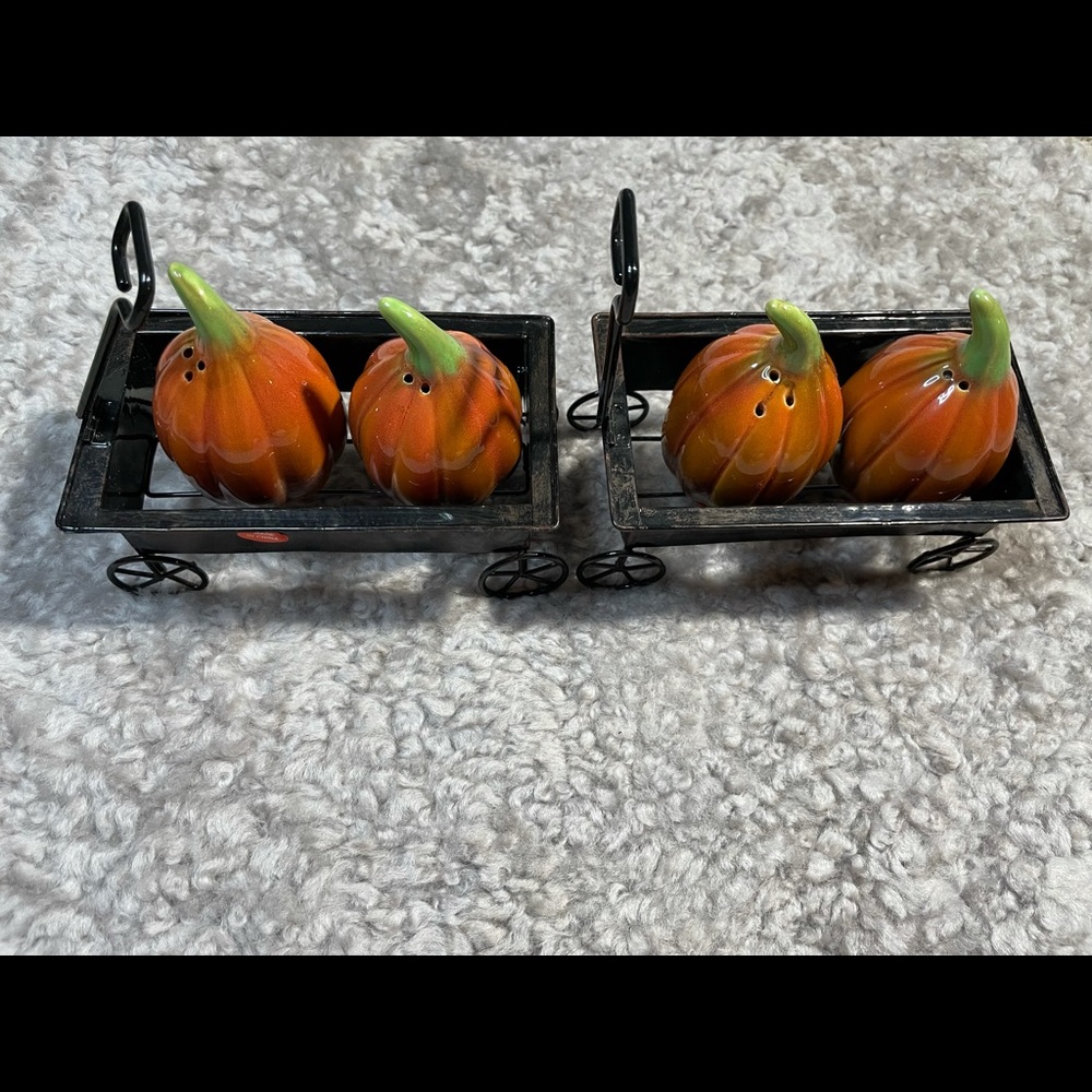 Salt & Pepper Pumpkin Wagons 2pc